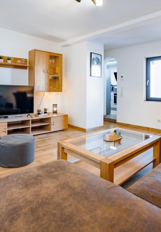 6. Wohnzimmer mit TV, Ecksofa und  Sitzelement &copy; S | &copy; Copyright/Quelle: Familie Decker, Oberwesel