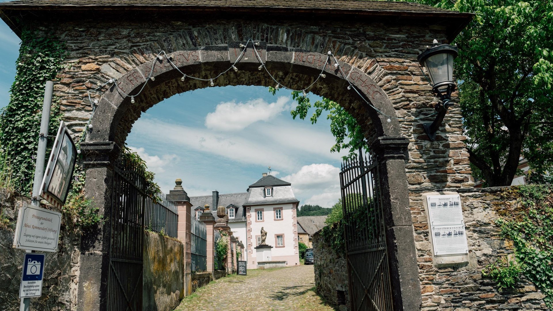 Eingang zur Abtei Rommersdof | © Zimpfer_Photography Eingang zur Abtei Rommersdof | © Zimpfer_Photography