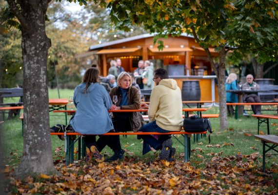 Weinprobierstand im Herbst | © Andrea Melüh Weinprobierstand im Herbst | © Andrea Melüh