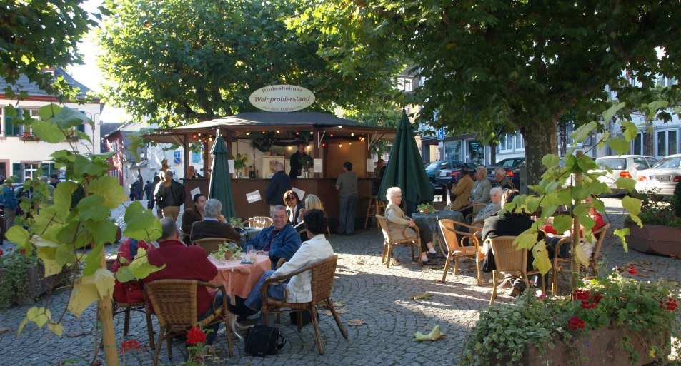 Weinprobierstand am Marktplatz | © Stadt Rüdesheim Weinprobierstand am Marktplatz | © Stadt Rüdesheim