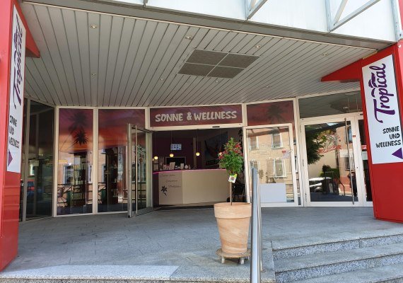 Tropical 3 | &copy; Jessica Bonnek