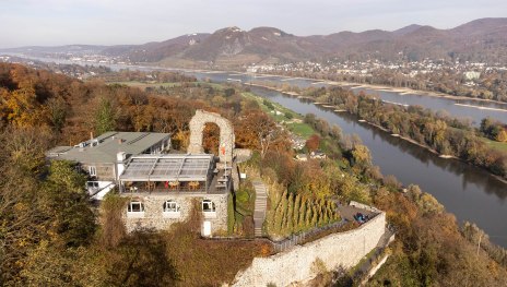 Der Rolandsbogen mit dem dazugeh&ouml;rigen Restaurant und Blick auf den Rhein | &copy; Tourist-Information Remagen, Romantischer Rhein Tourismus GmbH