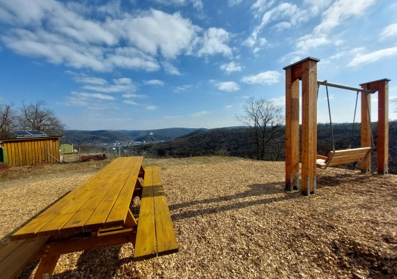 Schaukel und Tisch | &copy; TI Erlebnis Rheinbogen