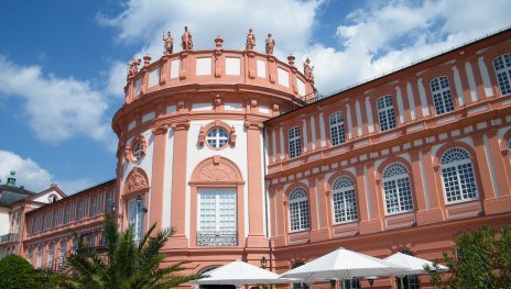 Das Schloss Biebrich am Rheinufer ist die barocke Residenz der ehemaligen Fürsten von Nassau. | © Wandermagazin