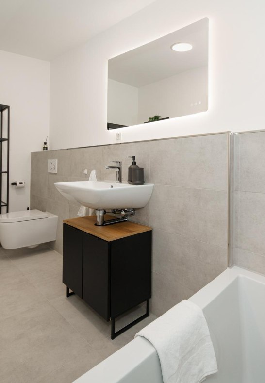 Badezimmer mit Badewanne | &copy; HelloStay GmbH