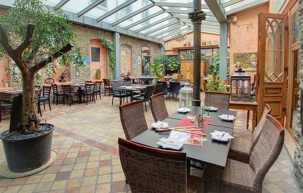 Restaurant von Innen- Hier trifft Geselligkeit auf | &copy; Tanja Bieker