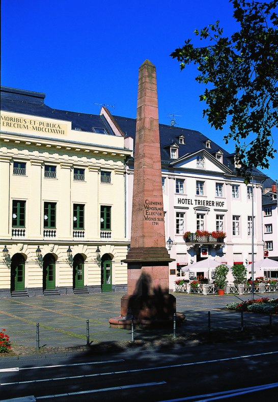 Clemensplatz mit Stadttheater
