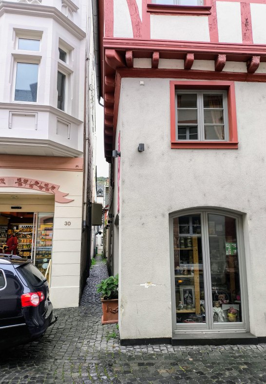 Access via a famously narrow old-town alley | &copy; Moock