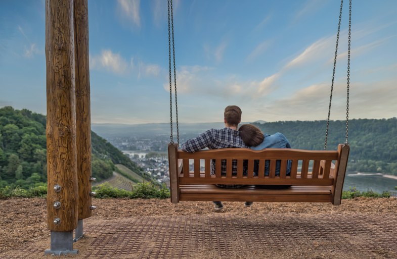 Paar auf der Weinbergschaukel | &copy; Andreas Pacek, fototour-deutschland.de