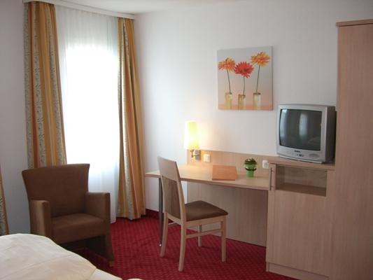 Doppelzimmer Schreibtisch | &copy; Allesch