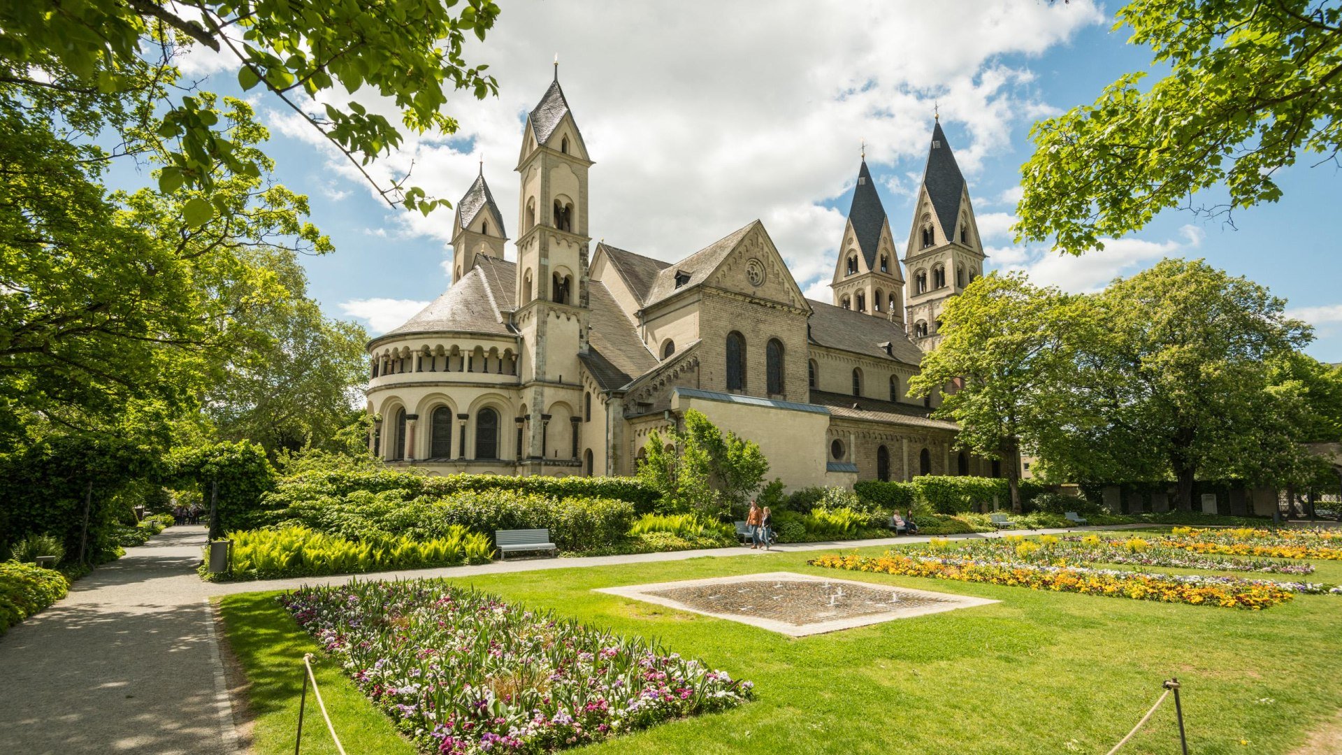 Blumenhof und Basilika | &copy; Koblenz-Touristik GmbH / Dominik Ketz