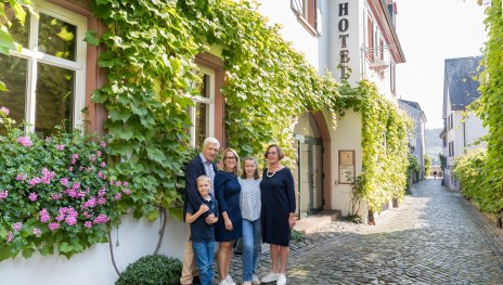 Family Breuer at the hotel entrance | © Marco Renzing