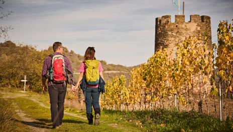 Wanderer auf dem RheinBurgenWeg | &copy; Marco Rothbrust, Romantischer Rhein Tourismus GmbH