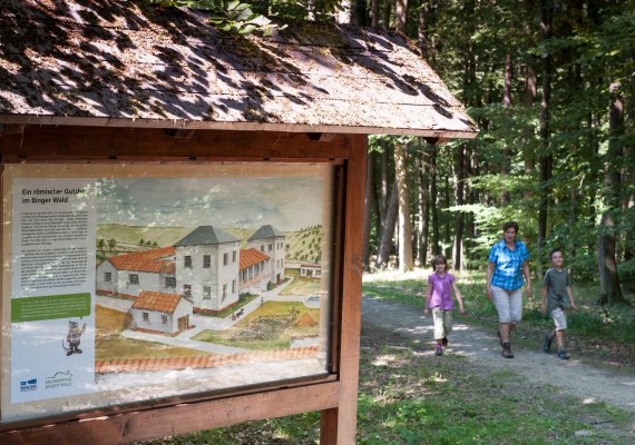Familie bei Villa Rustica | &copy; Quelle Stadt Bingen Foto Martin K&auml;mper