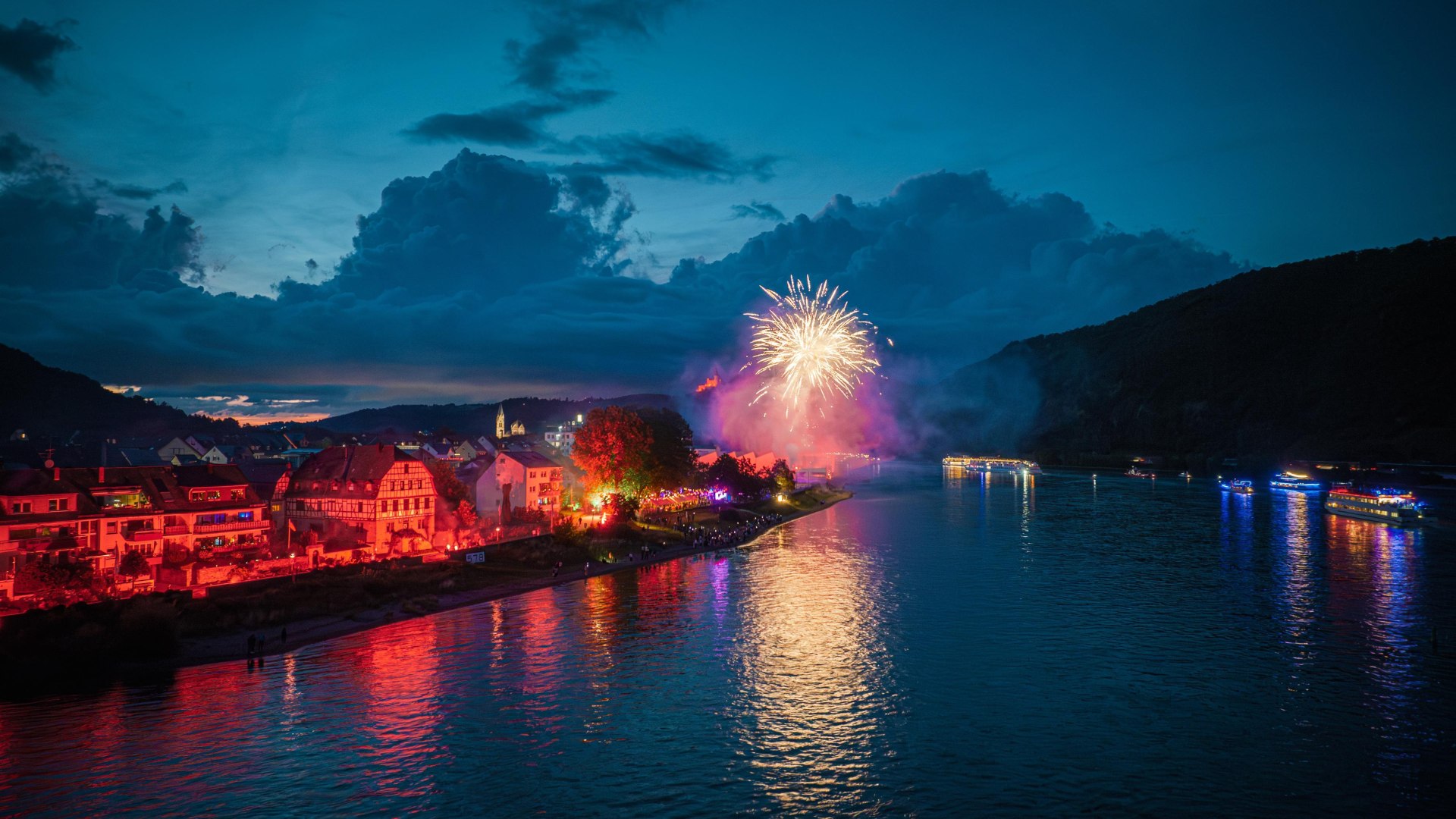 Rhein in Flammen | &copy; Joshua Motzny