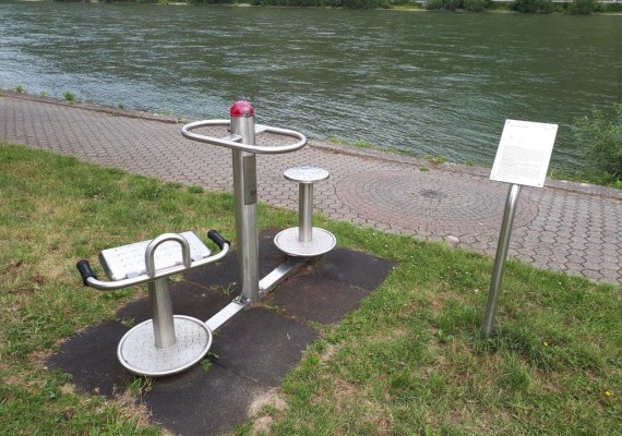 Rueckentrainer | © Gemeinde Spay, Thomas Becker Rueckentrainer | © Gemeinde Spay, Thomas Becker