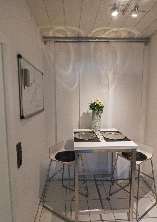 FeWo Rheinhoehe-Andernach - Flur mit Hochtisch | &copy; 2026Vukoja