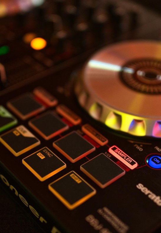 DJ 2 | &copy; Julian Engels