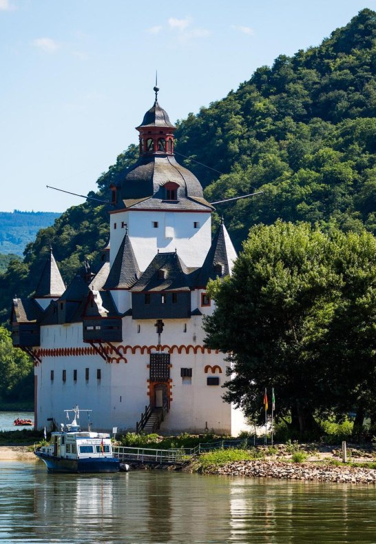 Pfalzgrafenstein mit Fähre | © Henry Tornow/Romantischer Rhein Tourismus GmbH Pfalzgrafenstein mit Fähre | © Henry Tornow/Romantischer Rhein Tourismus GmbH