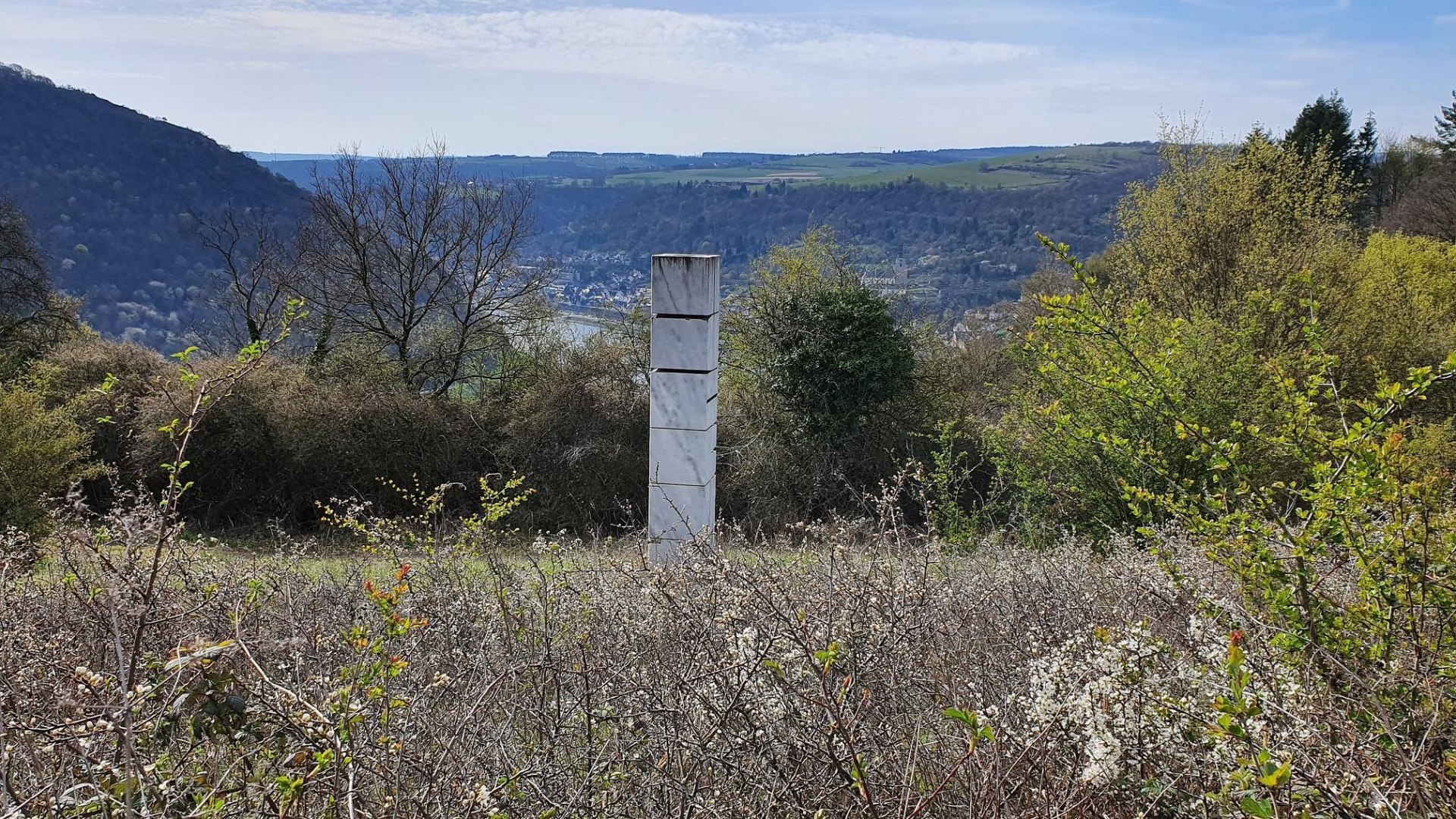 Schriftsäule mit Blick ins Rheintal | © T. Biersch Schriftsäule mit Blick ins Rheintal | © T. Biersch