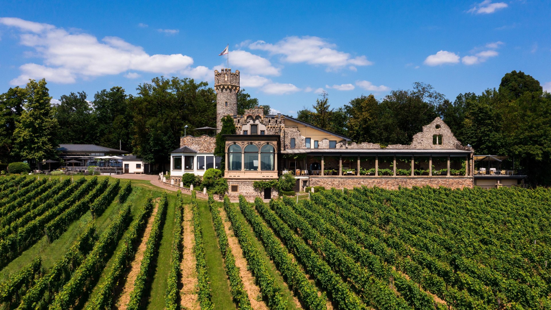 Burg Schwarzenstein Sonnenterasse | © Burg Schwarzenstein Burg Schwarzenstein Sonnenterasse | © Burg Schwarzenstein