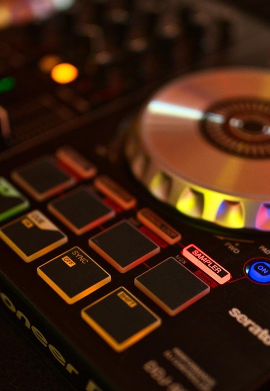 DJ 2 | &copy; Julian Engels