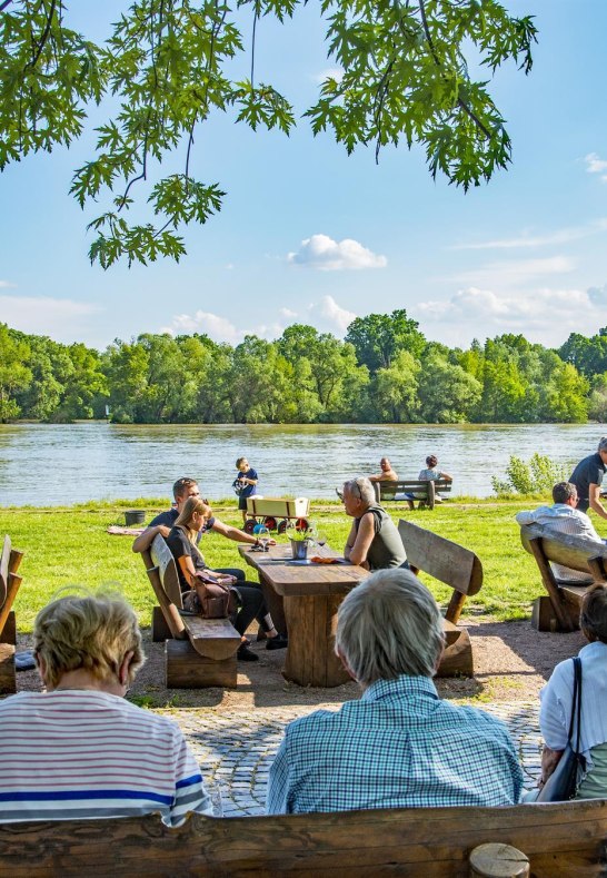Weintrinken am Rhein | &copy; Weinf&auml;sser Hattenheim