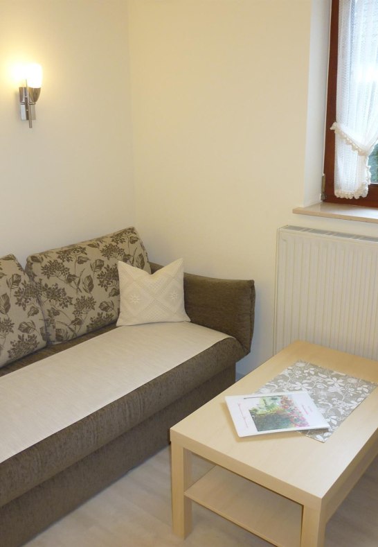 Wohnbereich m.  Funktionssofa, Fernseher | &copy; Paradieseckchen