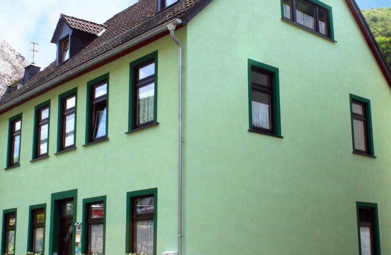 Hausfront / jede Etage = eine Wohnung | &copy; Ingrid Kachel