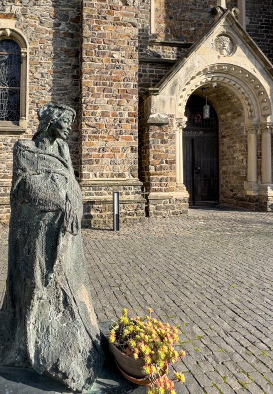Statue am Hildegard-Zentrum | &copy; Tanja-Sabina Prill