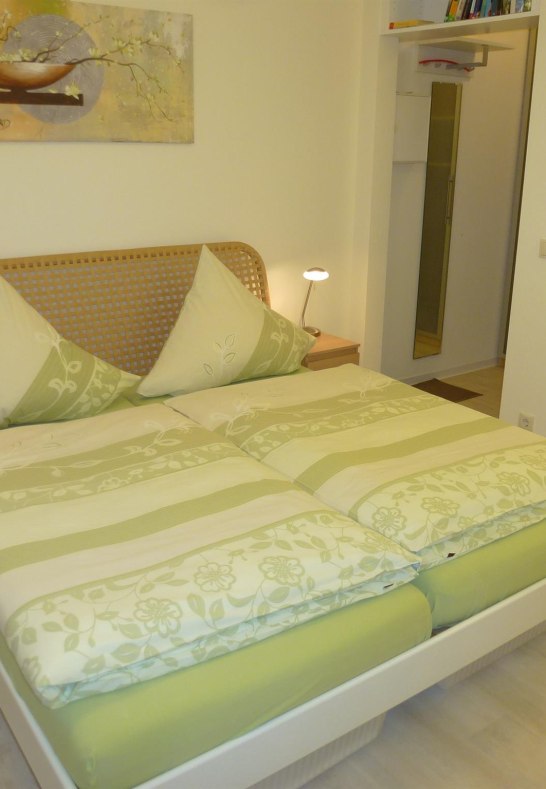 Doppelbett mit verstellbaren Lattenrosten | &copy; Paradieseckchen