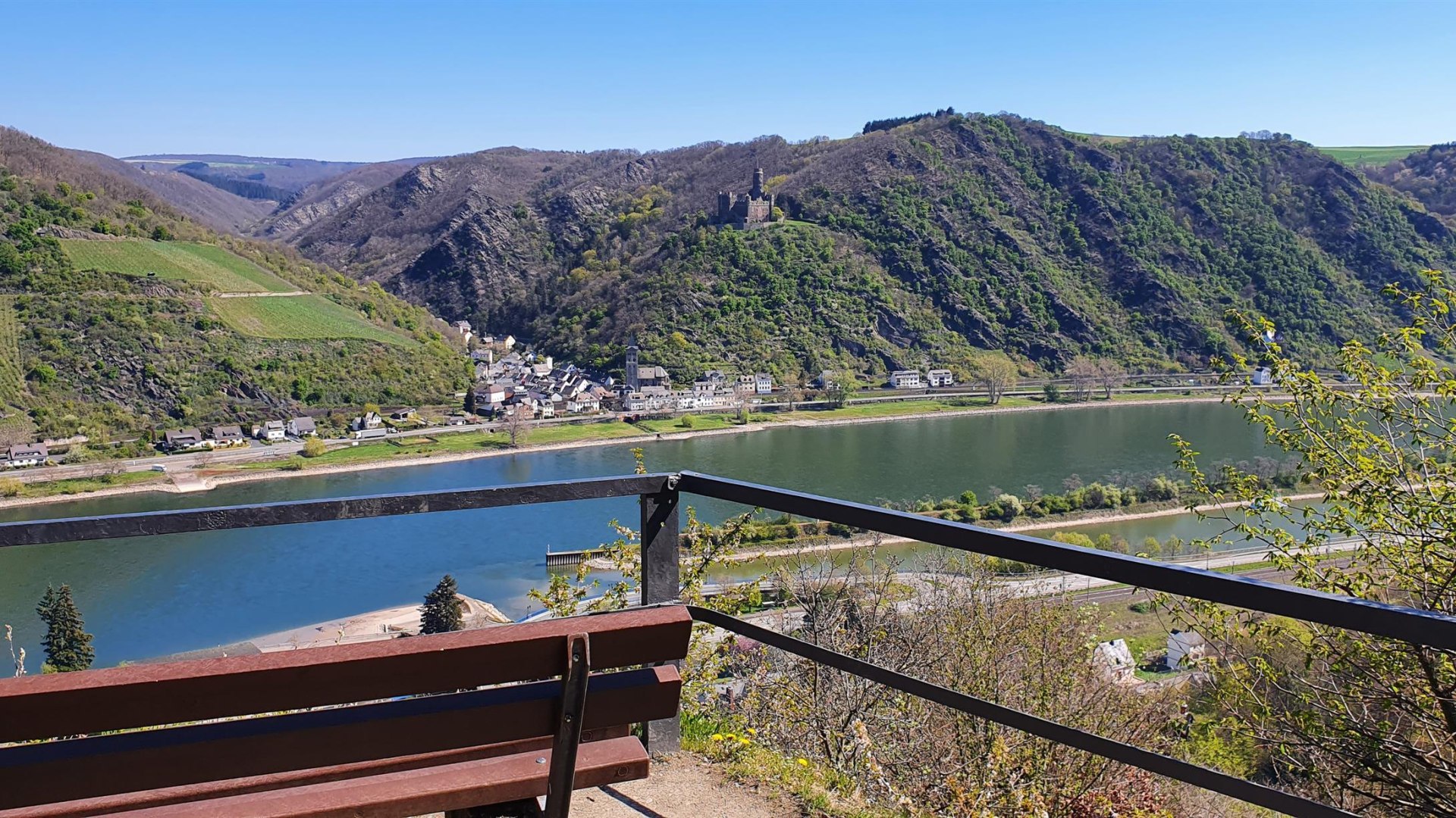 Ruhebank am Aussichtspunkt | &copy; T. Biersch