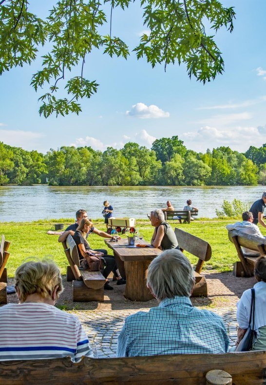 Weintrinken am Rhein | &copy; Weinf&auml;sser Hattenheim