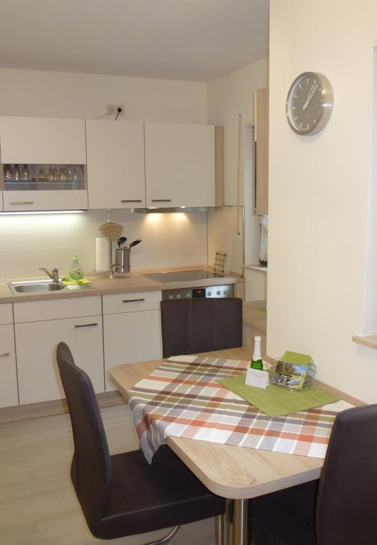 Einbauk&uuml;che mit Sp&uuml;lmaschine, Mikrowelle etc. | &copy; Paradieseckchen