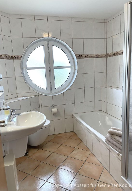 Bad, Dusche, Toilette | &copy; FEWO Auszeit f&uuml;r Genie&szlig;er in Koblenz