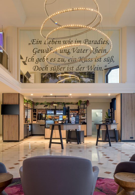 Lobby mit Blick zum Selbstbedienungs-Shop | &copy; Rhine Koblenz Opco GmbH