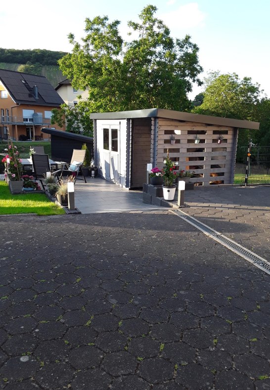 Parkplatz vor Gartenhaus | &copy; Hedi Sommers