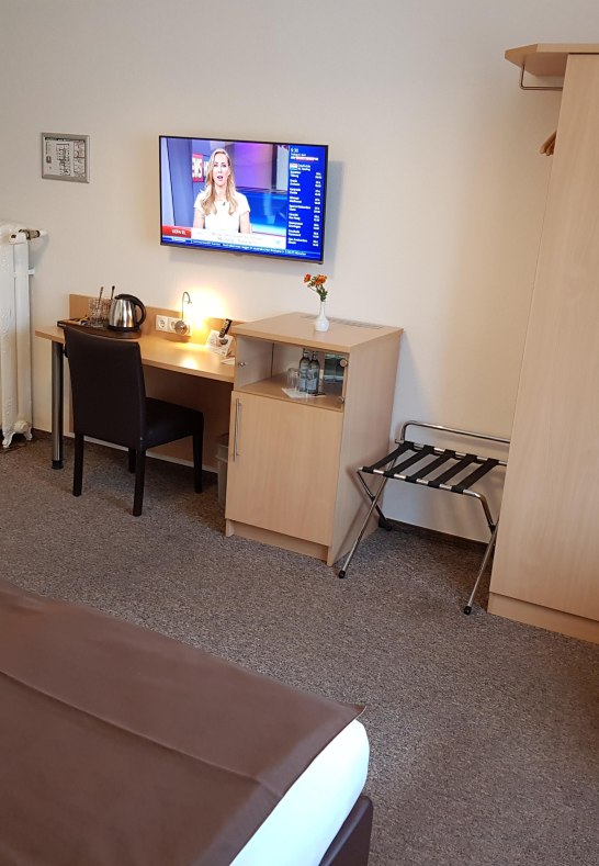 Zimmer 102 Schreibtisch/Schrank | &copy; Hotel zum Anker