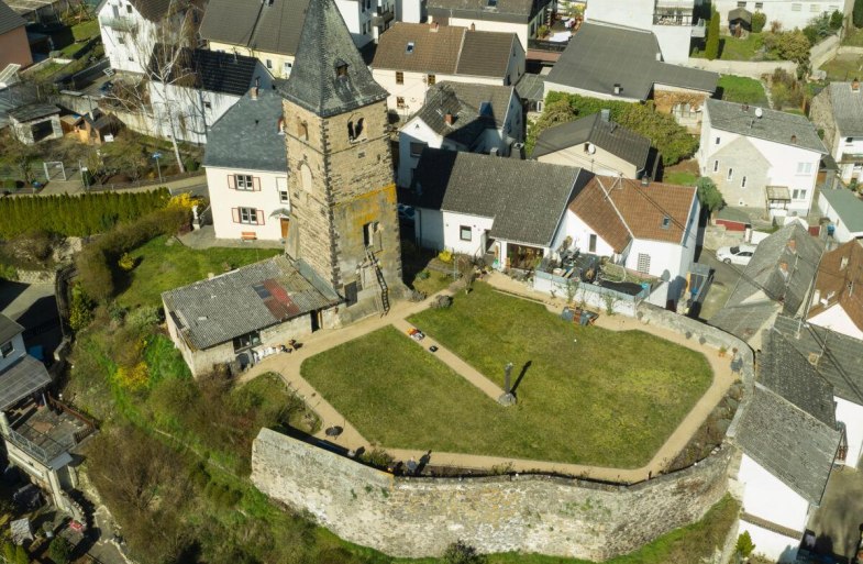 Turm mit Hof | &copy; Dr. Rainer Hart
