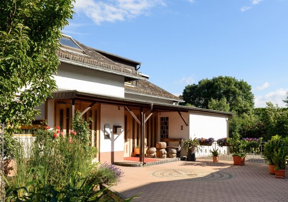 Eingang und Vorgarten | &copy; K&uuml;hns M&uuml;hle