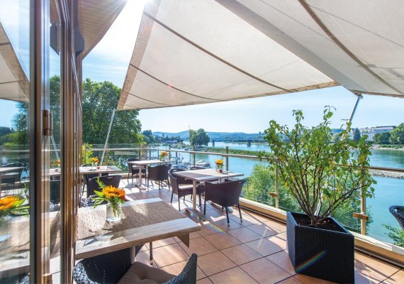 Diehls Hotel_Restaurant mit Au&szlig;enterrasse am Rhein | &copy; Diehl&acute;s Hotel GmbH
