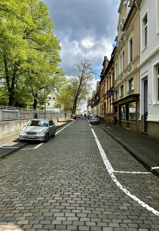 Stra&szlig;e mit Parkm&ouml;glichkeiten | &copy; &copy; 2025 LaBed