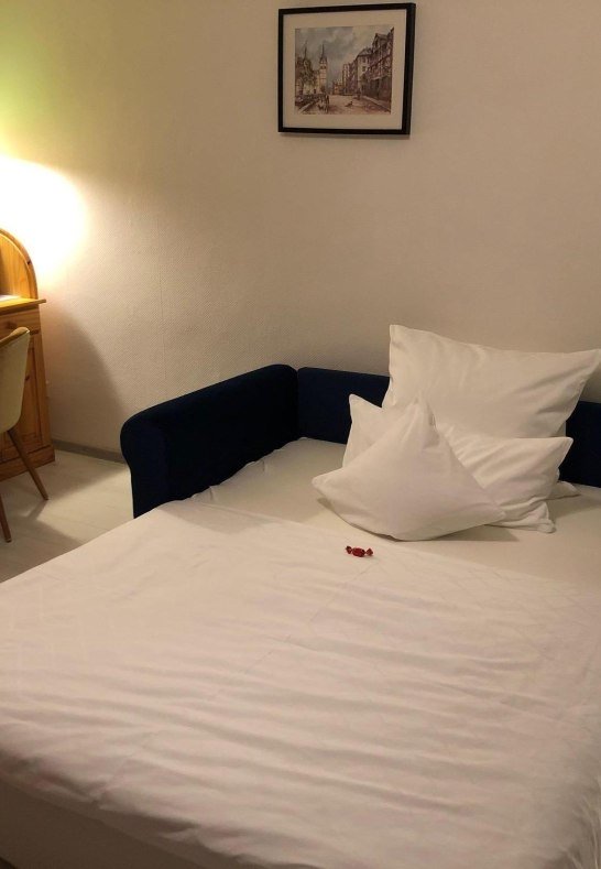 Schlafsofa im Wohnzimmer f&uuml;r dritte Person | &copy; Ulrike Rieden, FeWo Koblenz Rhein