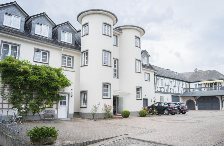 Julias Gutshotel Aussenansicht | &copy; Julia von Oetinger