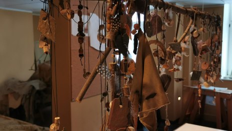 Steinzeitlicher selbstgebastelter Schmuck | &copy; LEIZA/A.-L.Rosenthal