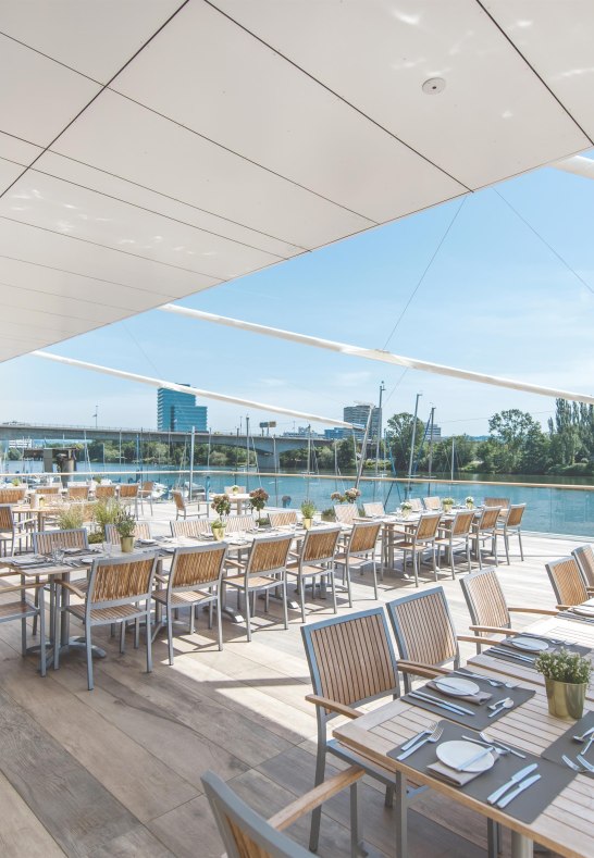Landgang Terrassenansicht 2 | &copy; F&auml;hrhaus - Artur Lik Fotografie