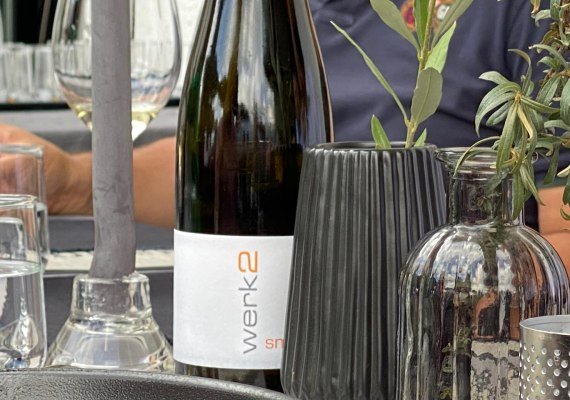 Schlemmerwochen 2026 werk2_Sekt sektflasche | © Weingut werk2 Schlemmerwochen 2026 werk2_Sekt sektflasche | © Weingut werk2