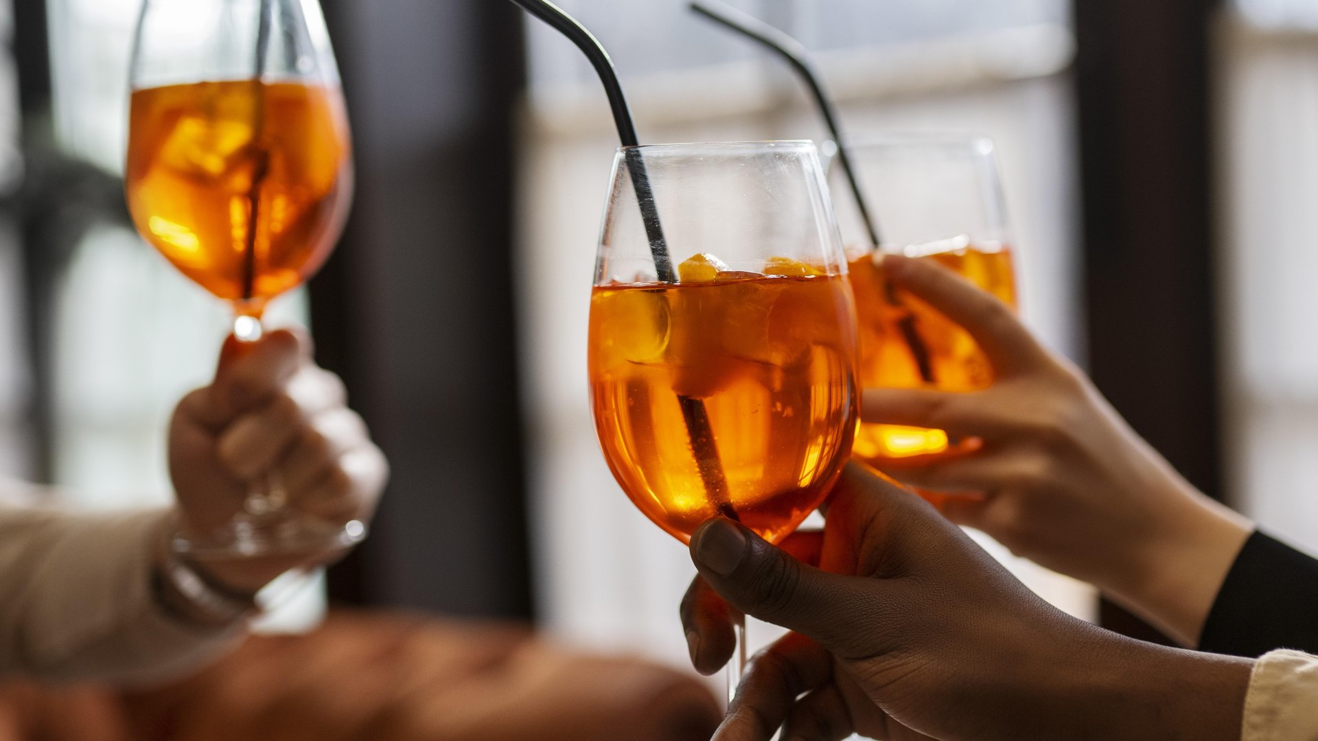 seitenansichtleute-die-cocktails-halten | © ©Freepik