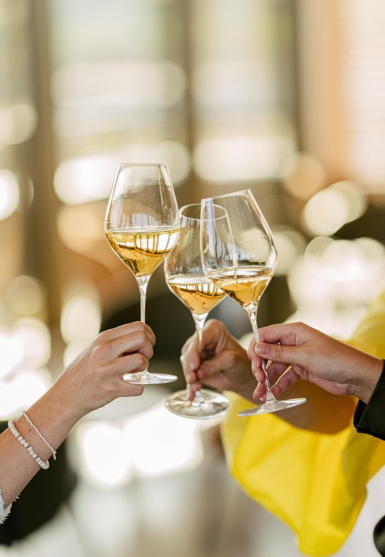 Cheers | &copy; VAUX, Sandra Fehr/Heroes of Riesling