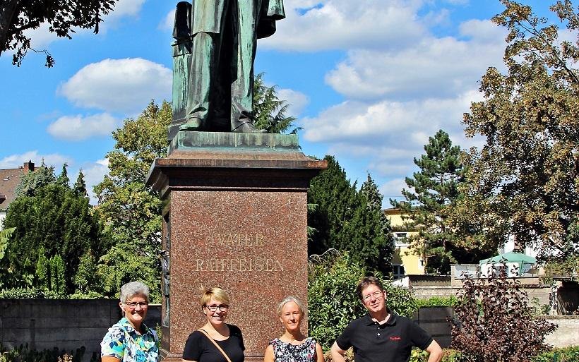 Besuch des Raiffeisendenkmals bei der Stadtf&uuml;hrung | &copy; A. Weller
